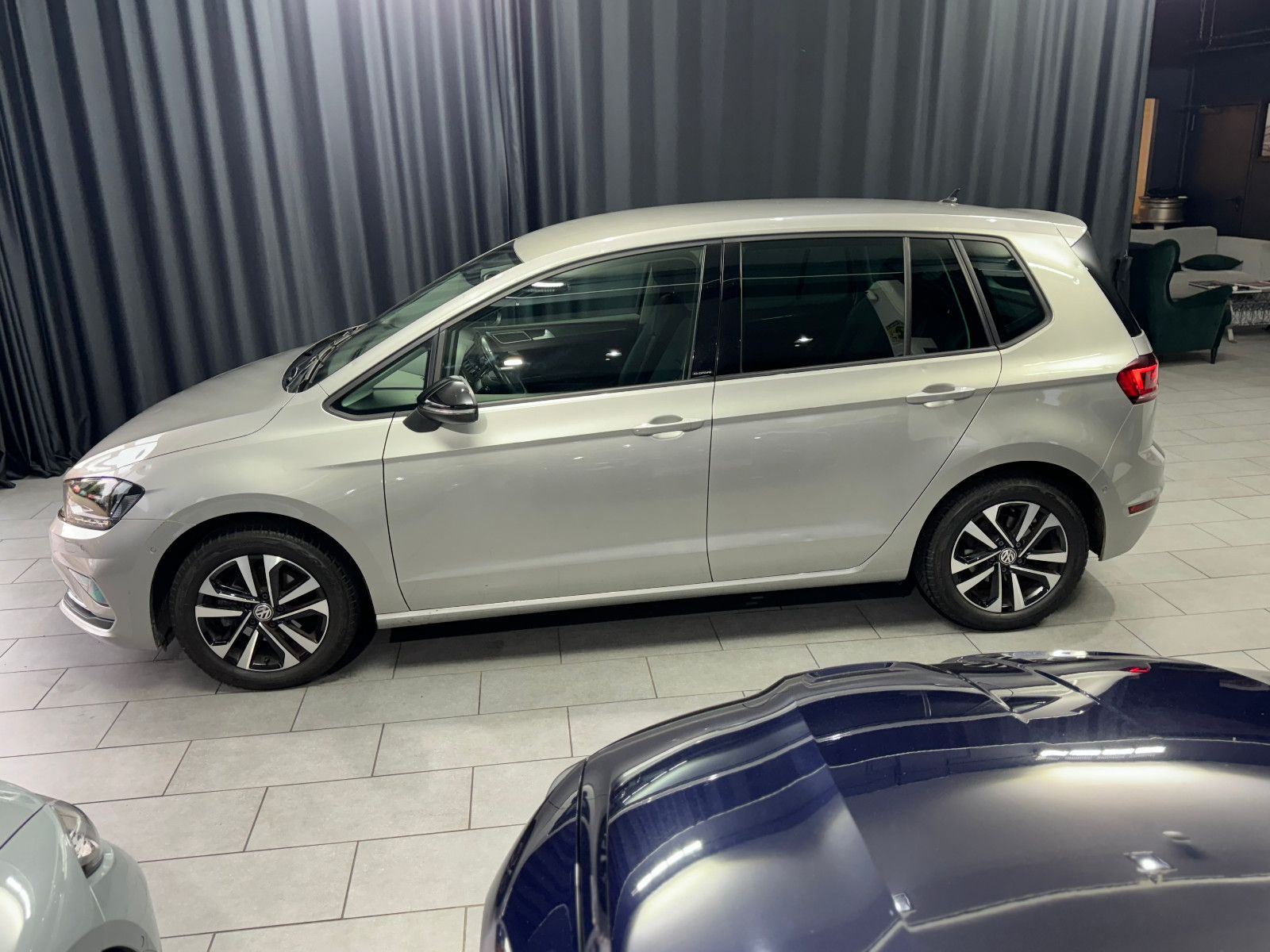 Fahrzeugabbildung Volkswagen Golf Sportsvan VII IQ.DRIVE*NAVI*PDC*ACC*AHK*