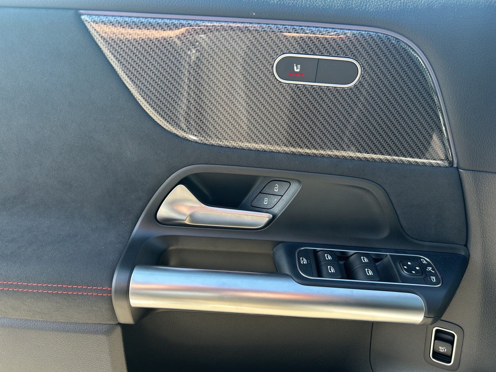 Fahrzeugabbildung Mercedes-Benz GLA 200 d AMG Pano AHK KeyGo DISTRONIC Multibeam