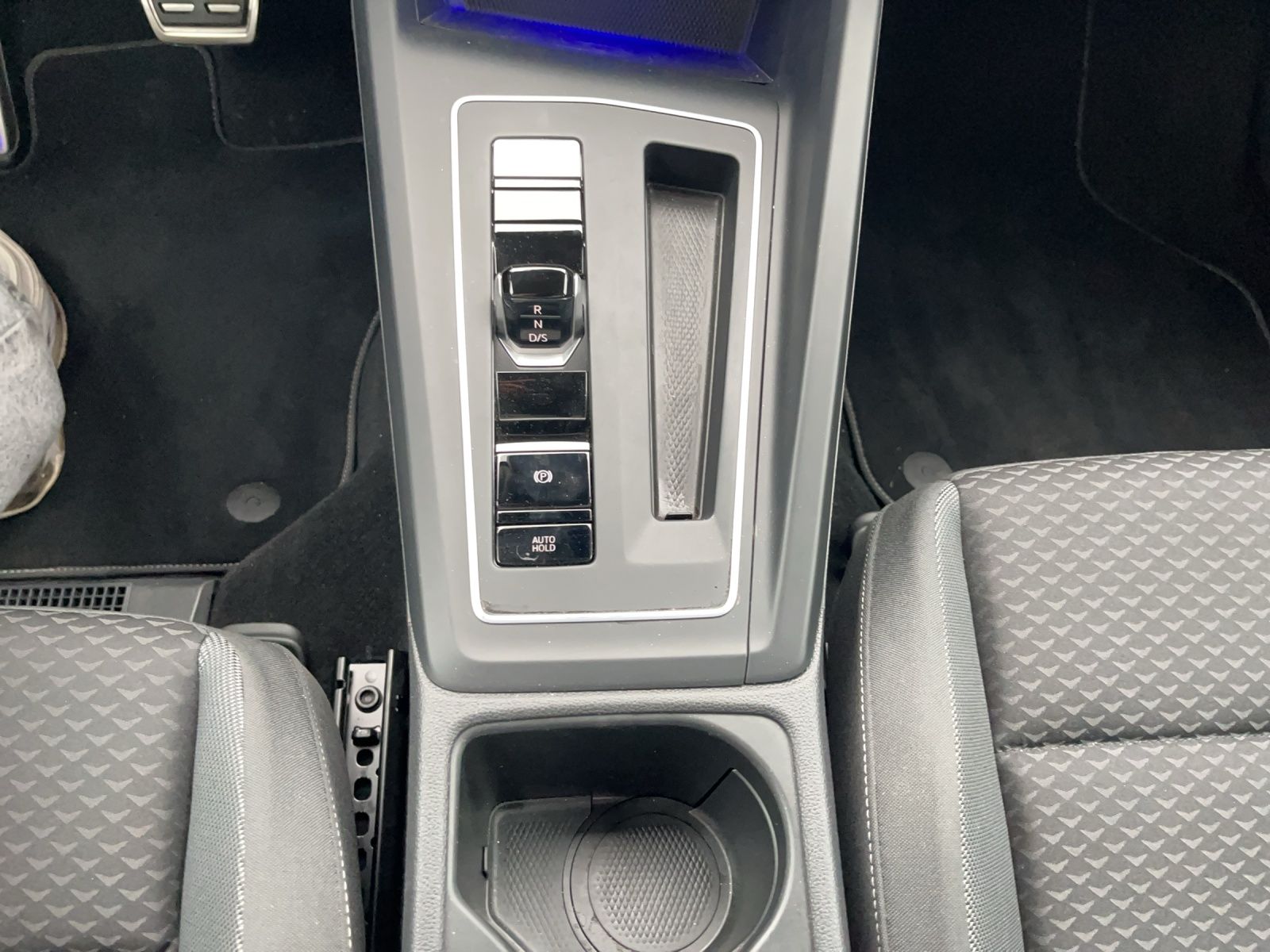Fahrzeugabbildung Volkswagen Golf VIII Variant eTSI Active DSG LED ACC SHZ Na