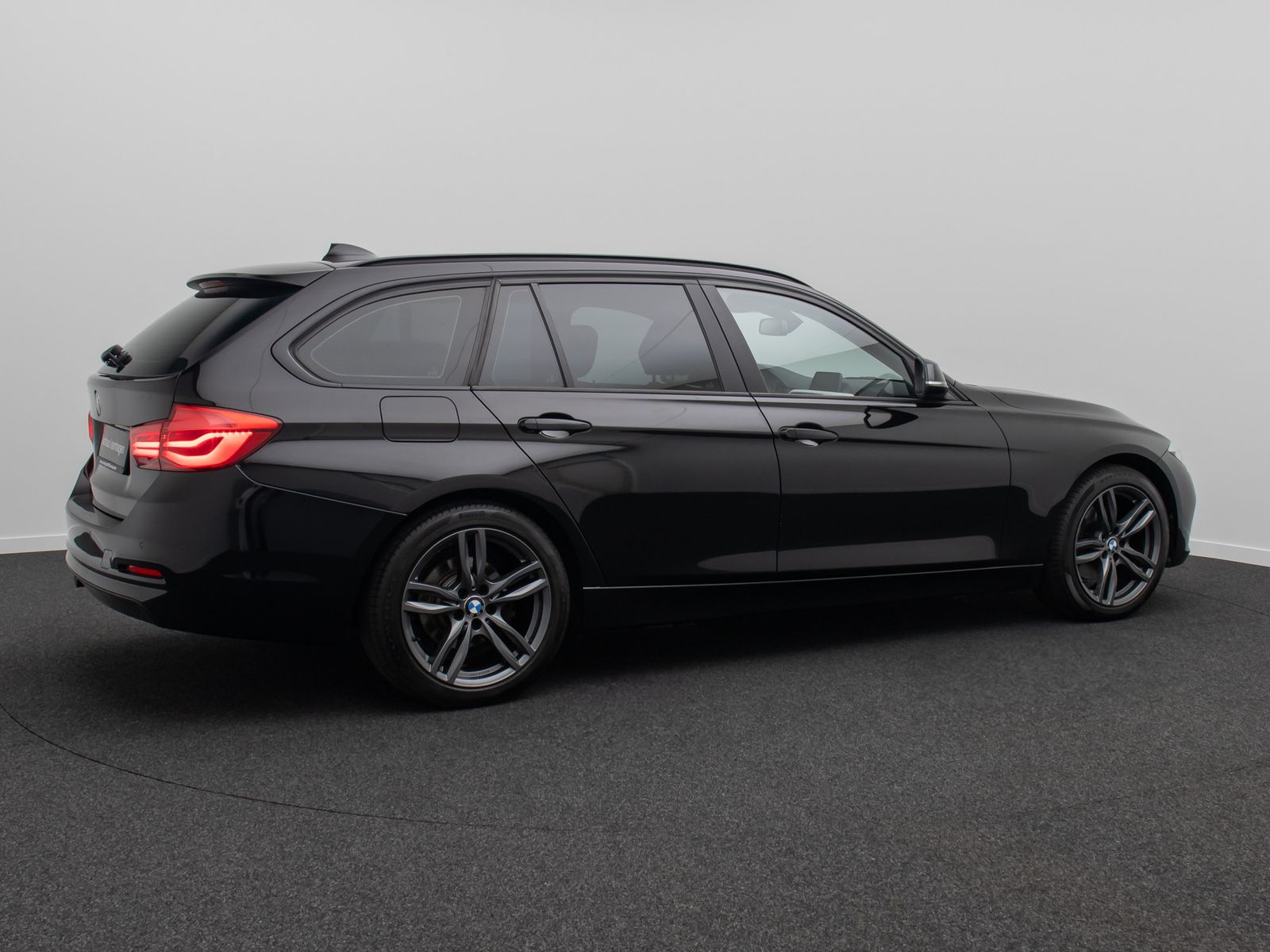 Fahrzeugabbildung BMW 320d GeschwindigReg PDC Panorama LED Sportsitz