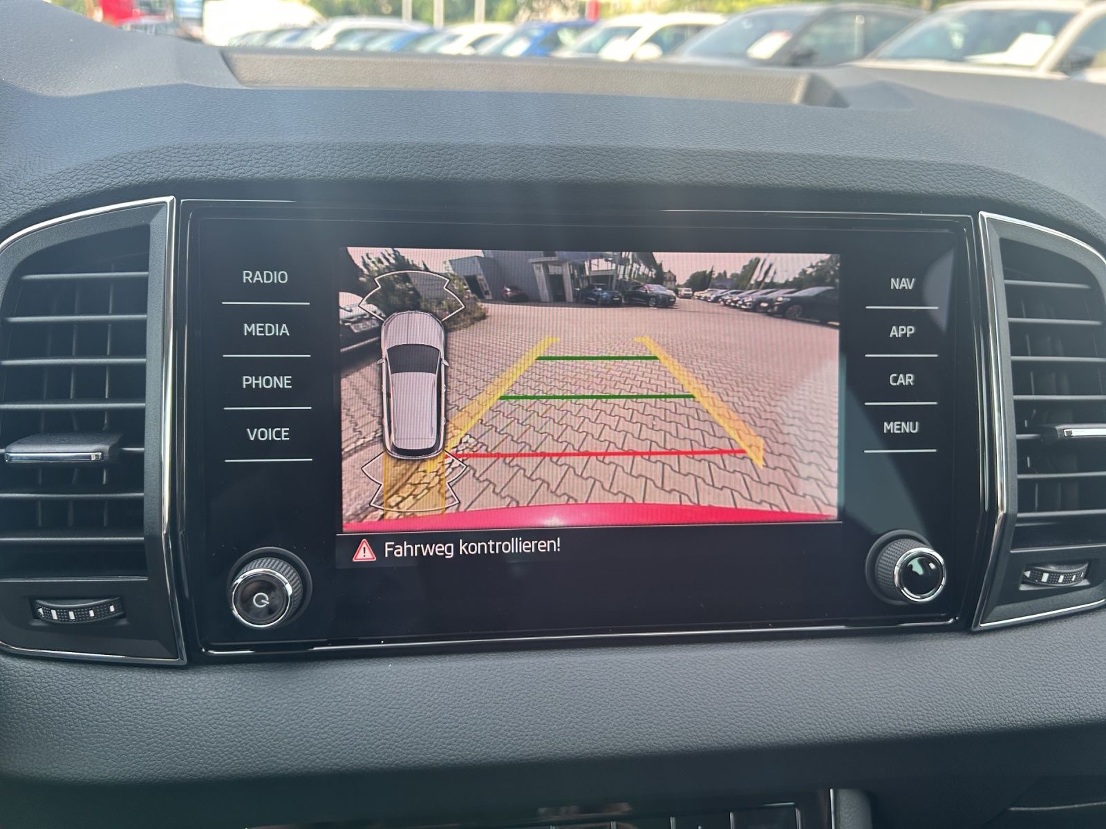 Fahrzeugabbildung SKODA Karoq 1.5 TSI Balance AHK Standh. ASG