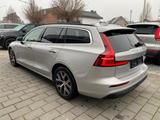Volvo V60 B4 Core Kombi Benzin EU6d MHEV Navi Digitale - silberne Volvo V60