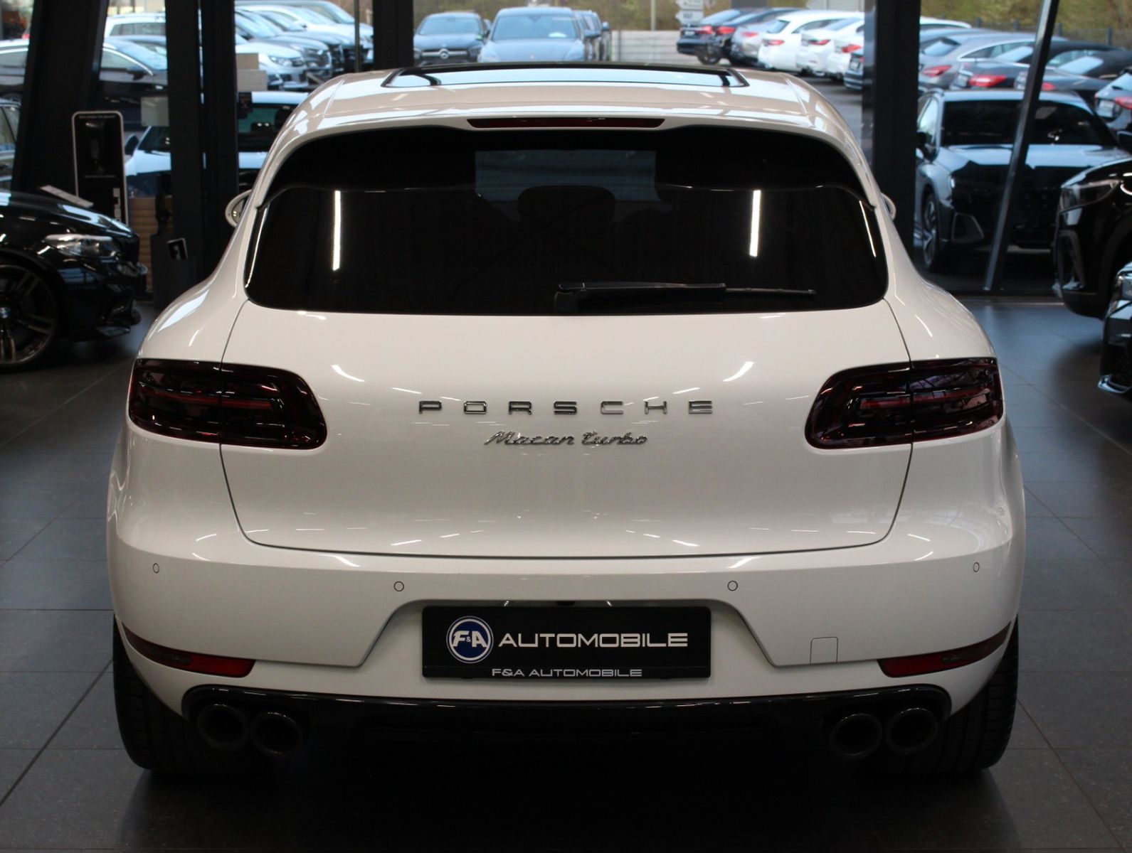 Fahrzeugabbildung Porsche Macan Turbo mit Performance Paket*2.Hand*Kamera