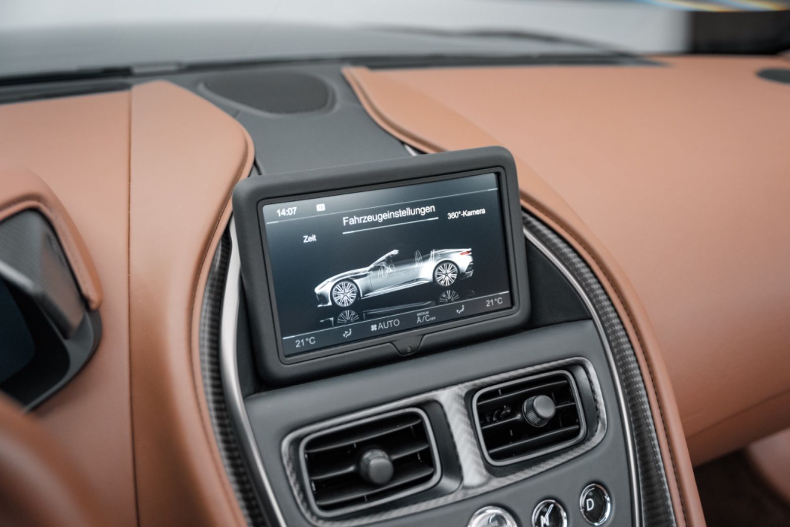 Fahrzeugabbildung Aston Martin DBS 770 Ultimate Volante 1 OF 199/CARBON/BUCKET