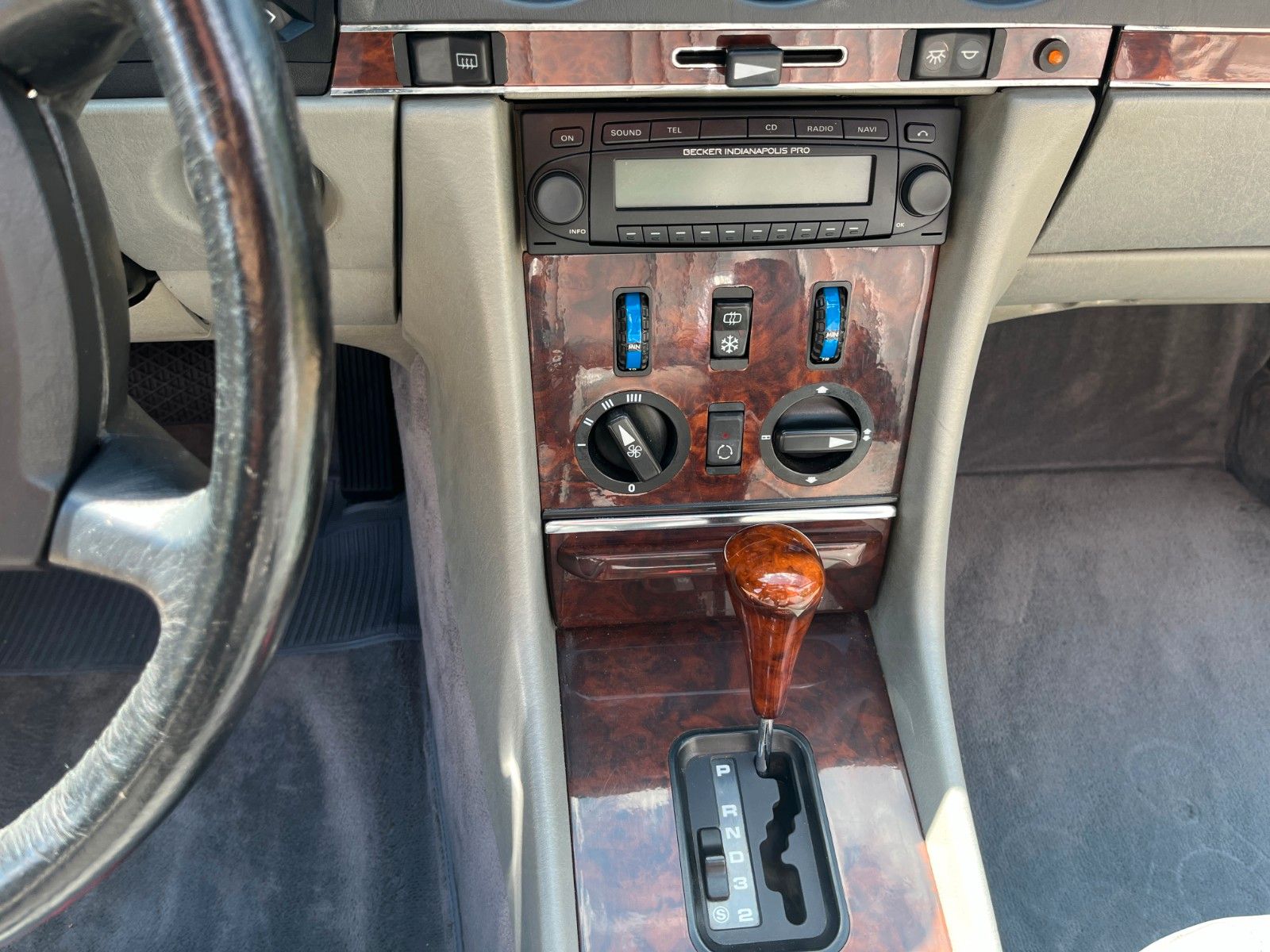 Fahrzeugabbildung Mercedes-Benz SL 300