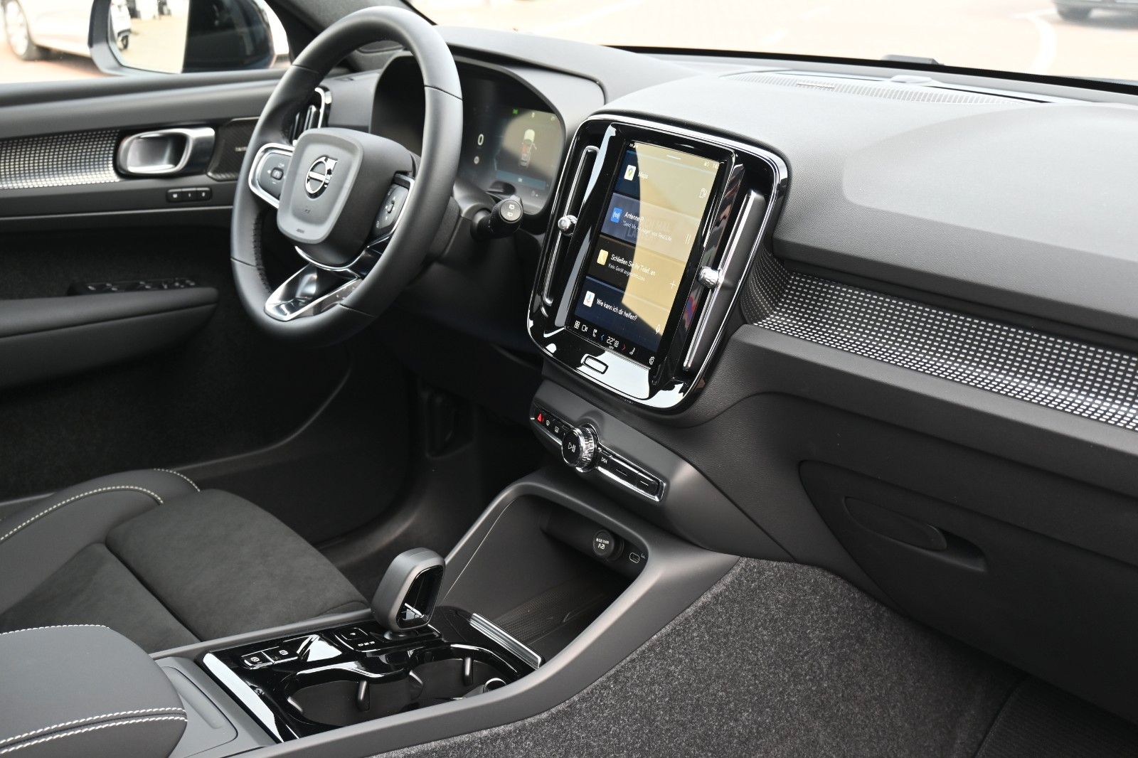 Fahrzeugabbildung Volvo XC40 B4 Black Ultra Dark*FSHZG*PANO*360°*ACC