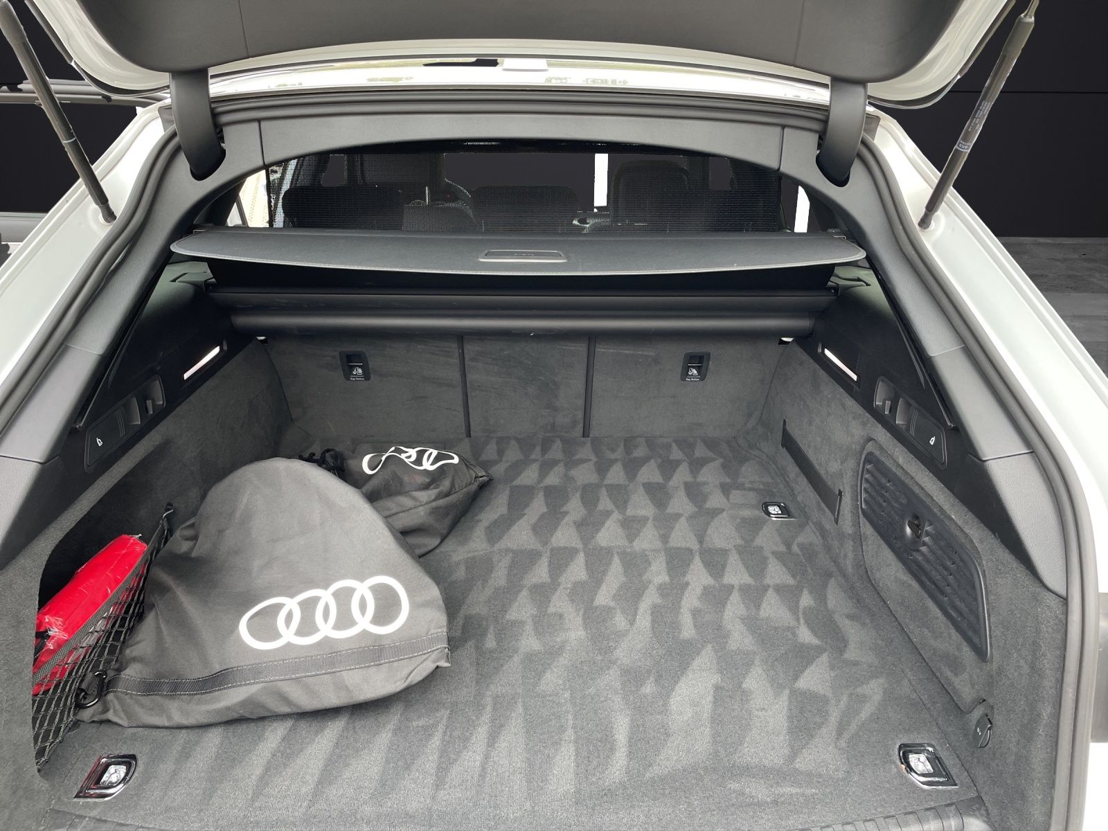 Fahrzeugabbildung Audi A6 Avant TFSI e quattro S line Matrix Navi SHZ