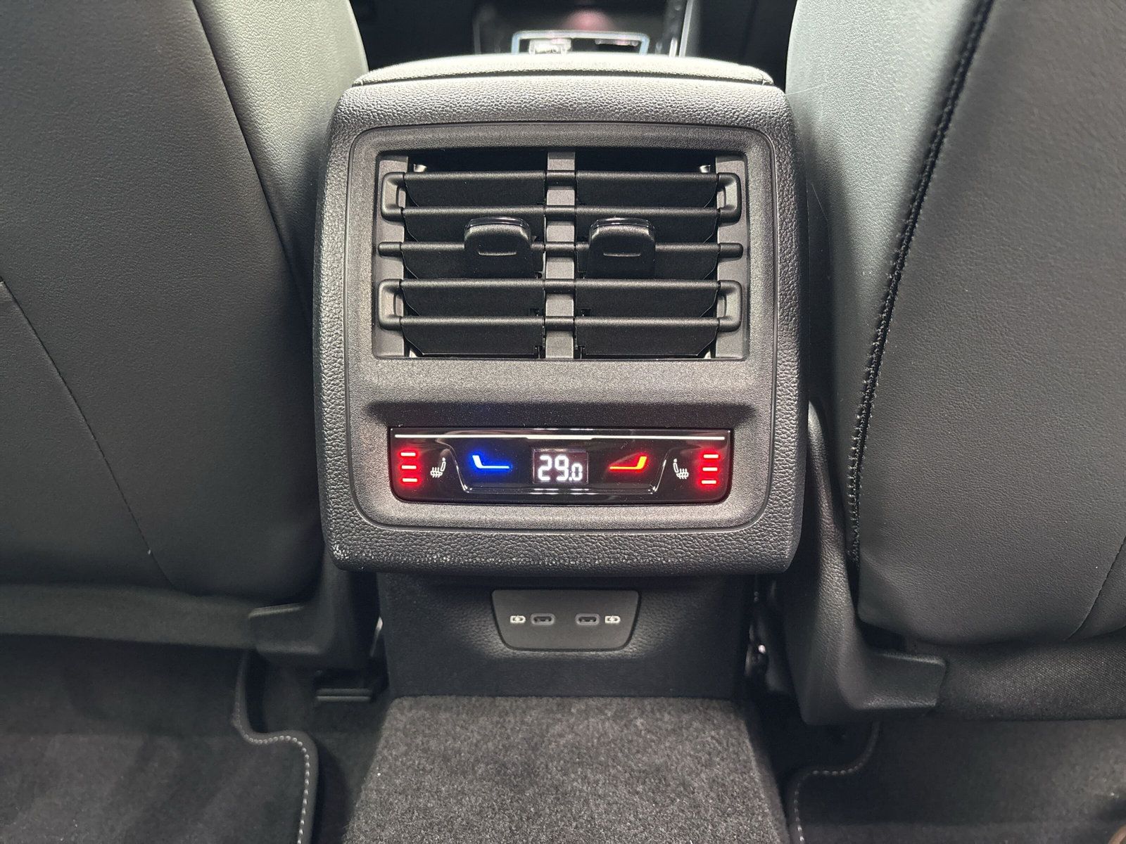 Fahrzeugabbildung Volkswagen Golf  2.0 TDI R-Line DSG AppConnect Standheizung