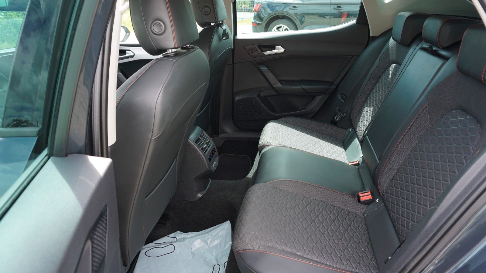 Fahrzeugabbildung SEAT Leon FR, SEAT Garantie, Navi, Sportfahrwerk, LED