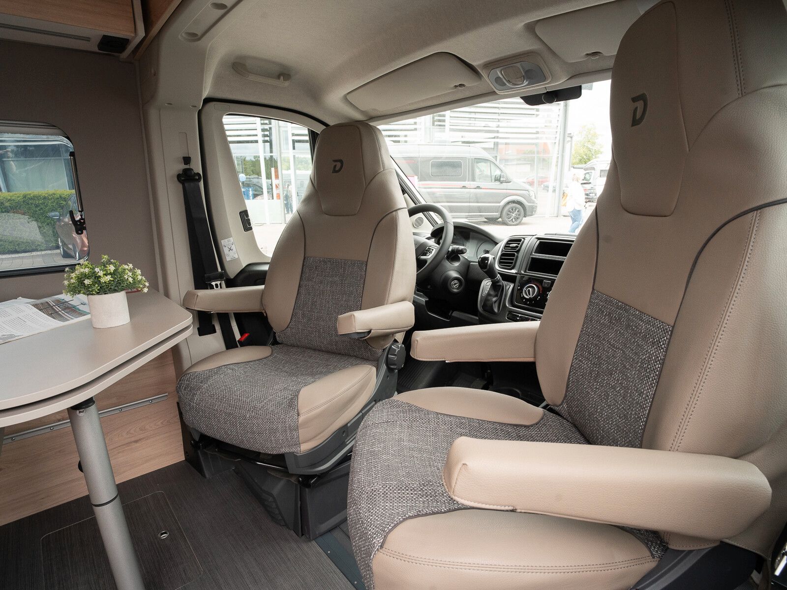 Fahrzeugabbildung Dethleffs Globetrail 600 DK Fiat Heckauszug/Rahmenfenster