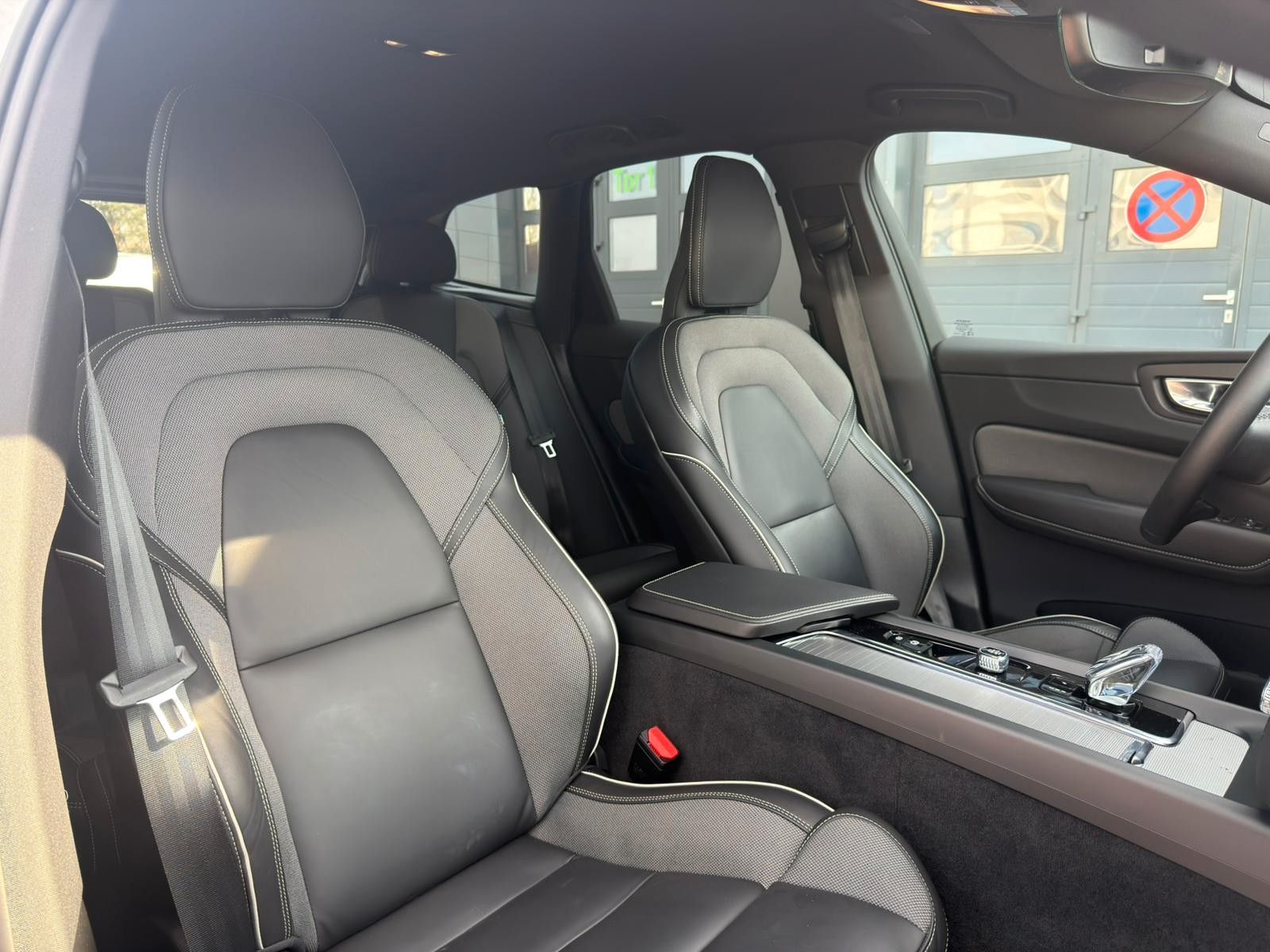 Fahrzeugabbildung Volvo XC60 B4D AWD Plus Dark*STDHZG*360°ACC