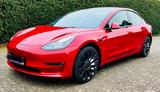 Tesla Model 3 Allradantrieb mit Dualmotor Performa... - rote Tesla Model 3