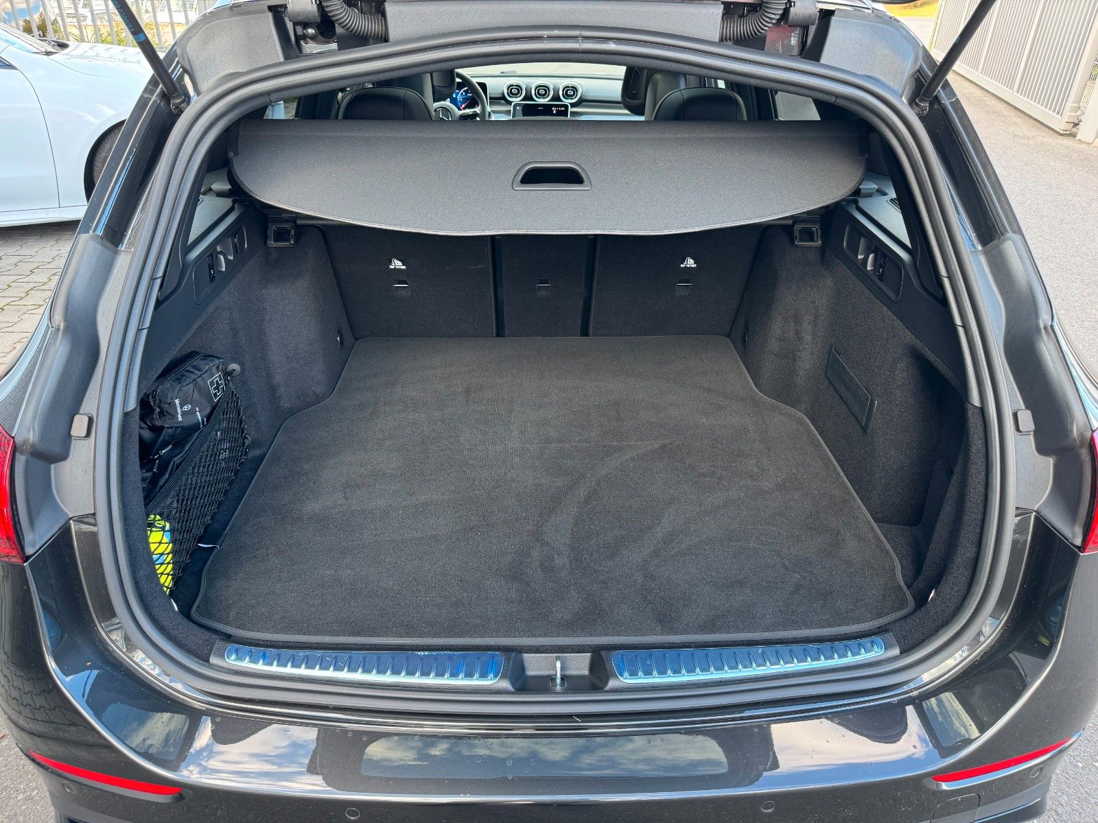 Fahrzeugabbildung Mercedes-Benz C 220 d T AMG Burm+AHK+Pano+360°+Distr+Memory