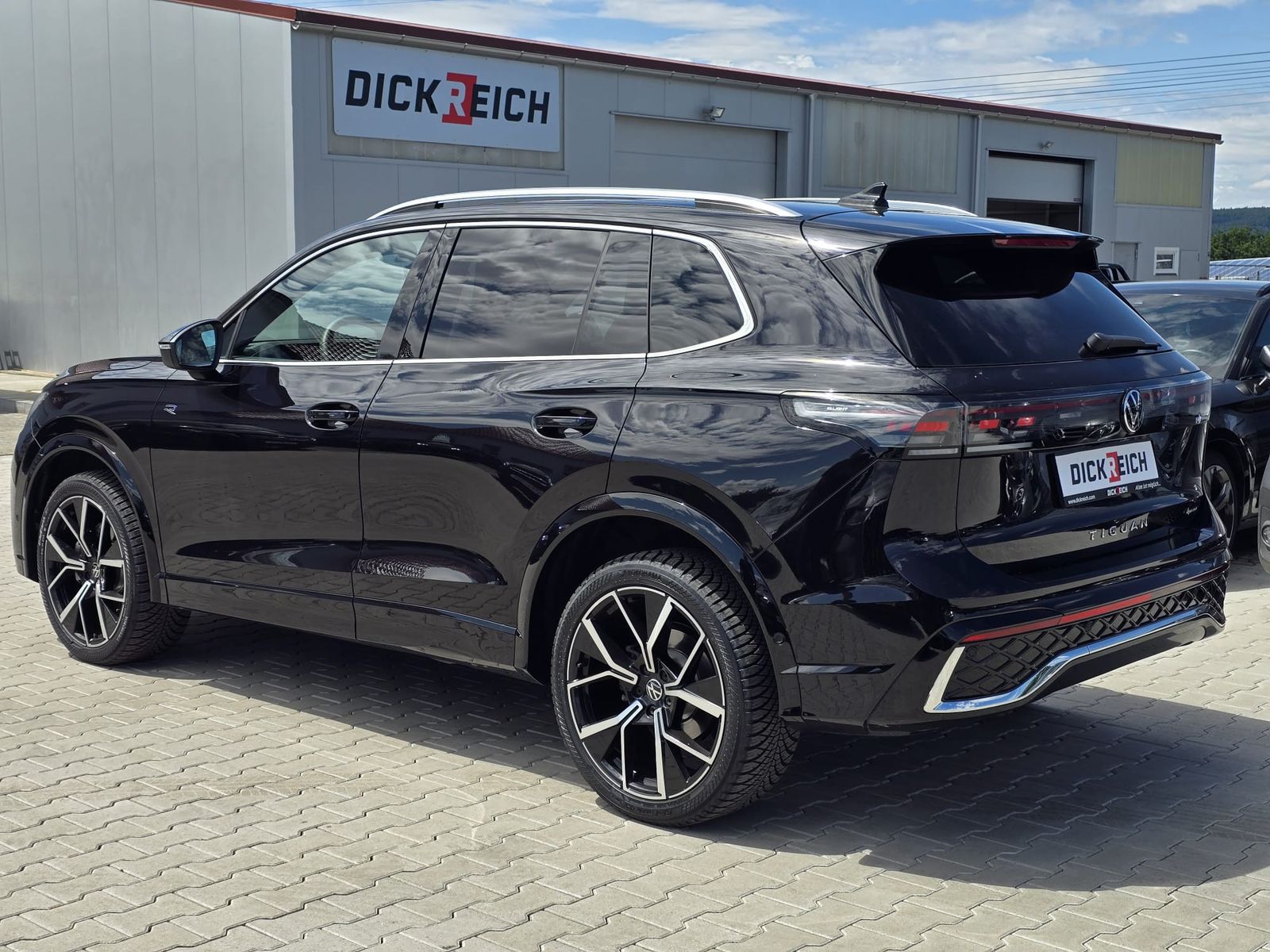 Fahrzeugabbildung Volkswagen Tiguan 2.0 TDI 4M R-Line PANO*H&K*AHK*MATRIX*20"