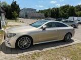 Mercedes-Benz E 300 Autom. - - mit Benzin-Antrieb: Coupe, Gold