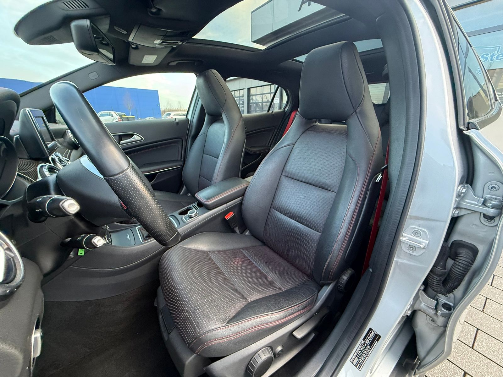 Fahrzeugabbildung Mercedes-Benz GLA 200 AMG Line PANO NAVI LEDER PDC WINTERRÄDER