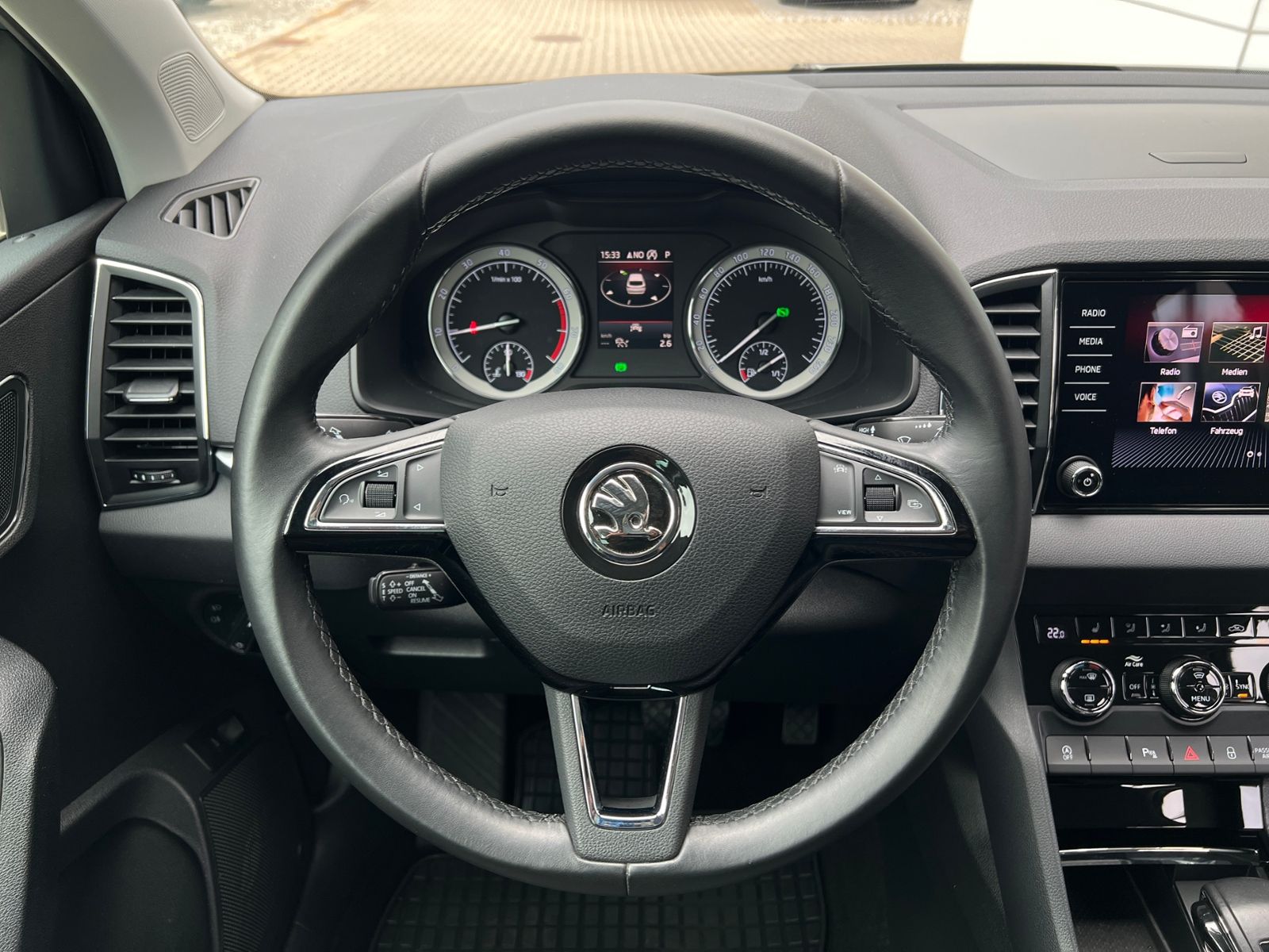 Fahrzeugabbildung SKODA Karoq Style 1.5 TSI DSG *AHK, LED, SmartLink, Ka