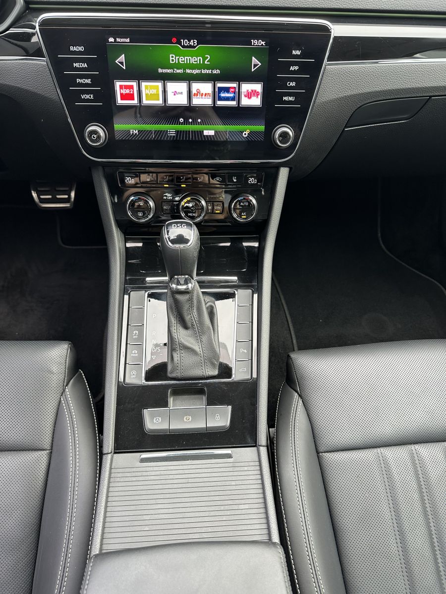 Fahrzeugabbildung SKODA Superb Combi 2.0 TDI DSG L&K NAV+LED+PANO+CANTON