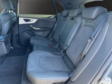 Audi Q8 - 12