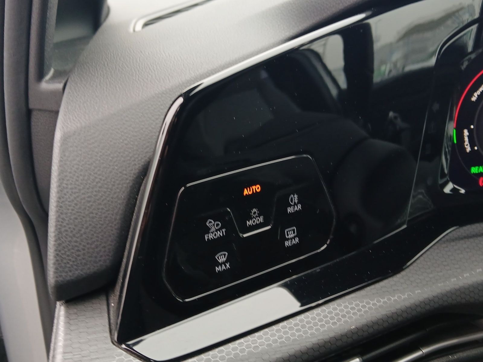 Fahrzeugabbildung Volkswagen Golf VIII GTE LEDplus Navi Leder AID ACC PDC SH