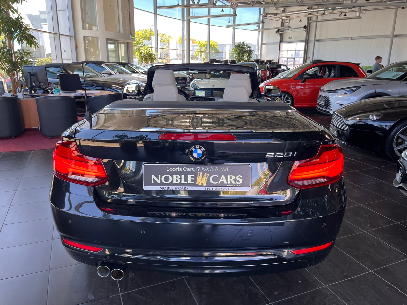 Fahrzeugabbildung BMW 220i Cabrio Sport Line H/K LEDER LED NAV SHZ 18"