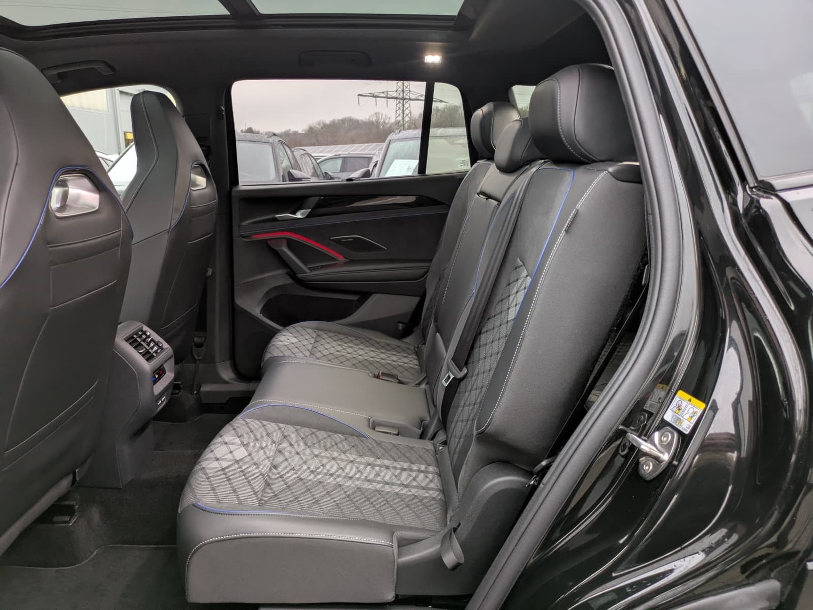 Fahrzeugabbildung Volkswagen Tayron 2.0 TDI 4M R-Line 7Si*MATRIX*AHK*PANO*HUD