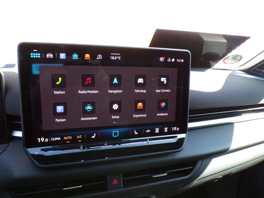 Fahrzeugabbildung Volkswagen T-Roc R-Line 1.5 l eTSI DSG Pano*Keyless*AHK*IQ