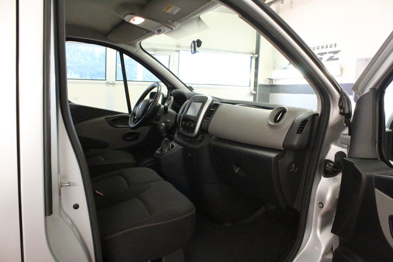 Fahrzeugabbildung Renault Trafic Combi dci 125 Expression*9-Sitzer*Navi*AH