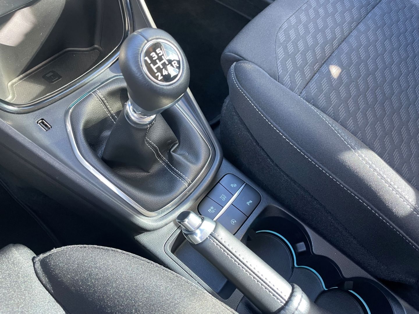 Fahrzeugabbildung Ford Puma Titanium Navi Rückf. Kamera Tempomat