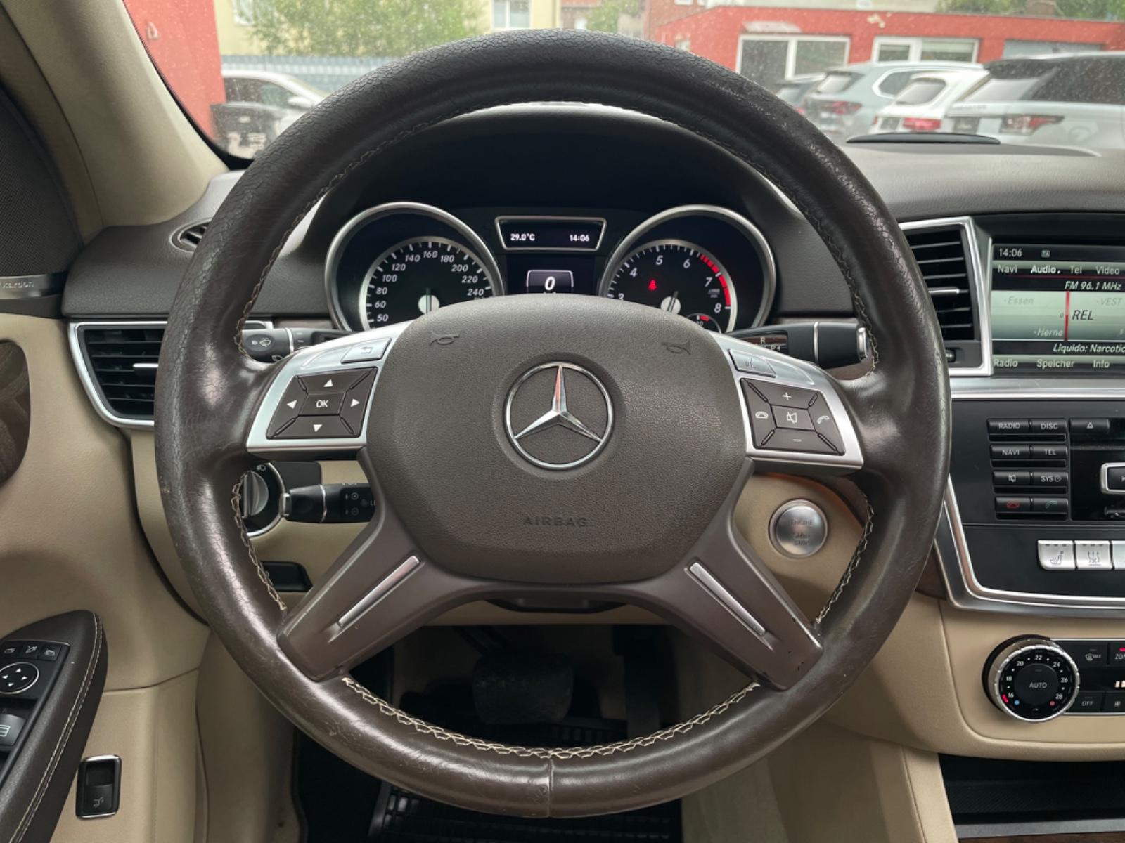 Mercedes-Benz ML 350 4Matic AMG /S-DACH/R-KAMERA/MEMORY/LEDER