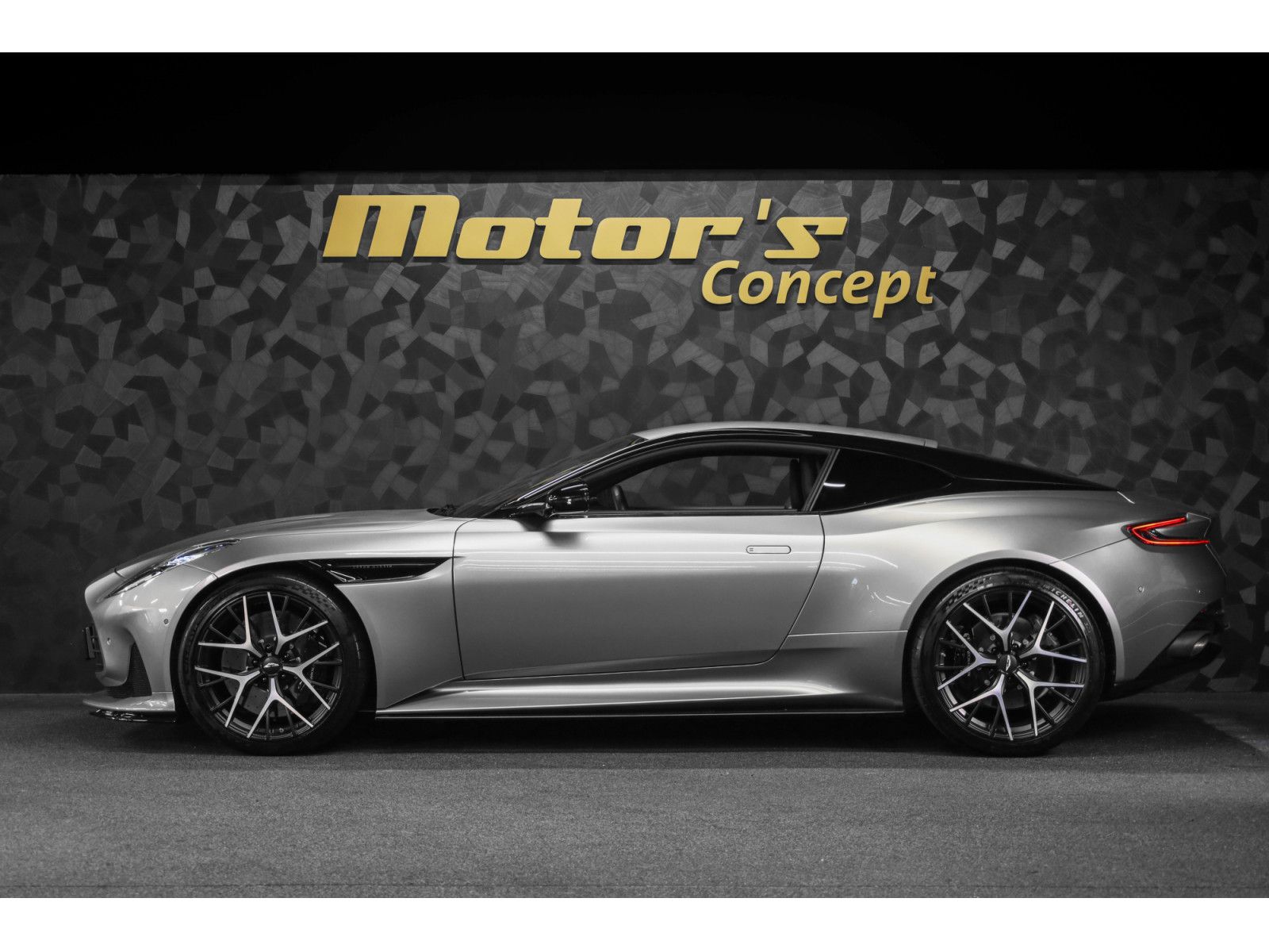 Aston Martin DB12 V8 Twin Turbo - ALUMINITE SILVER imagem 2