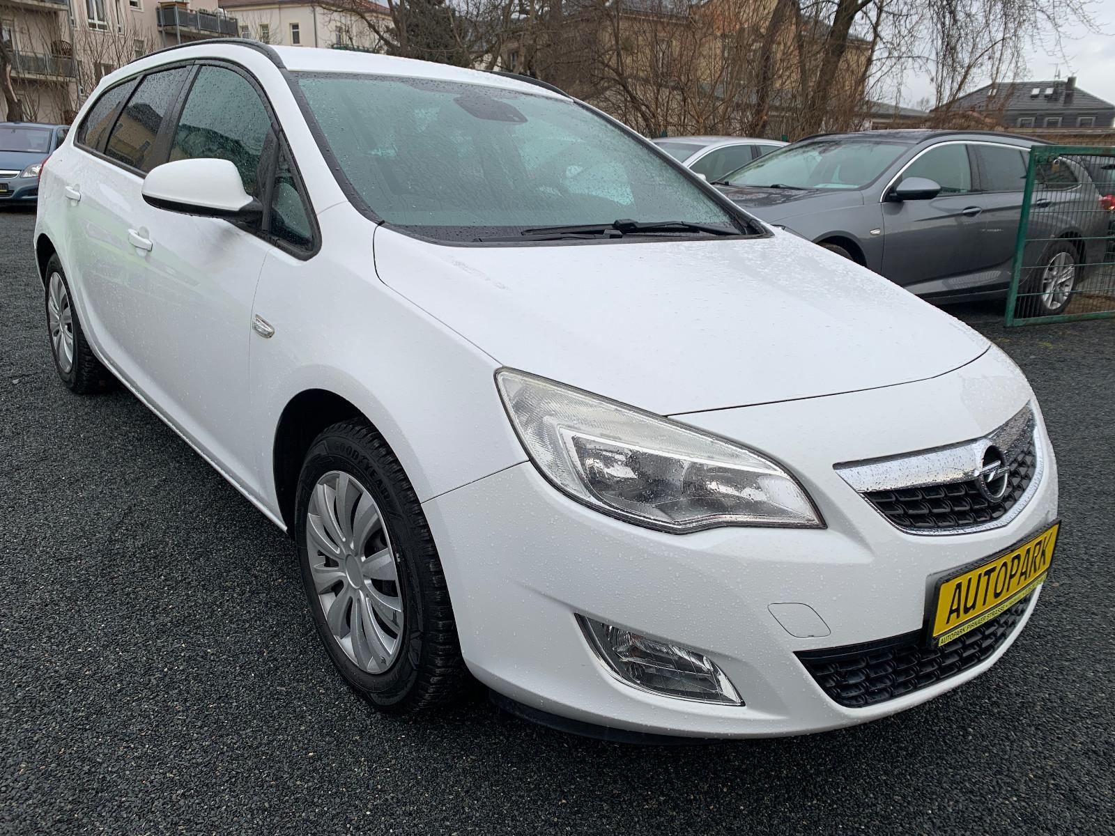 Opel Astra 2011 — interior