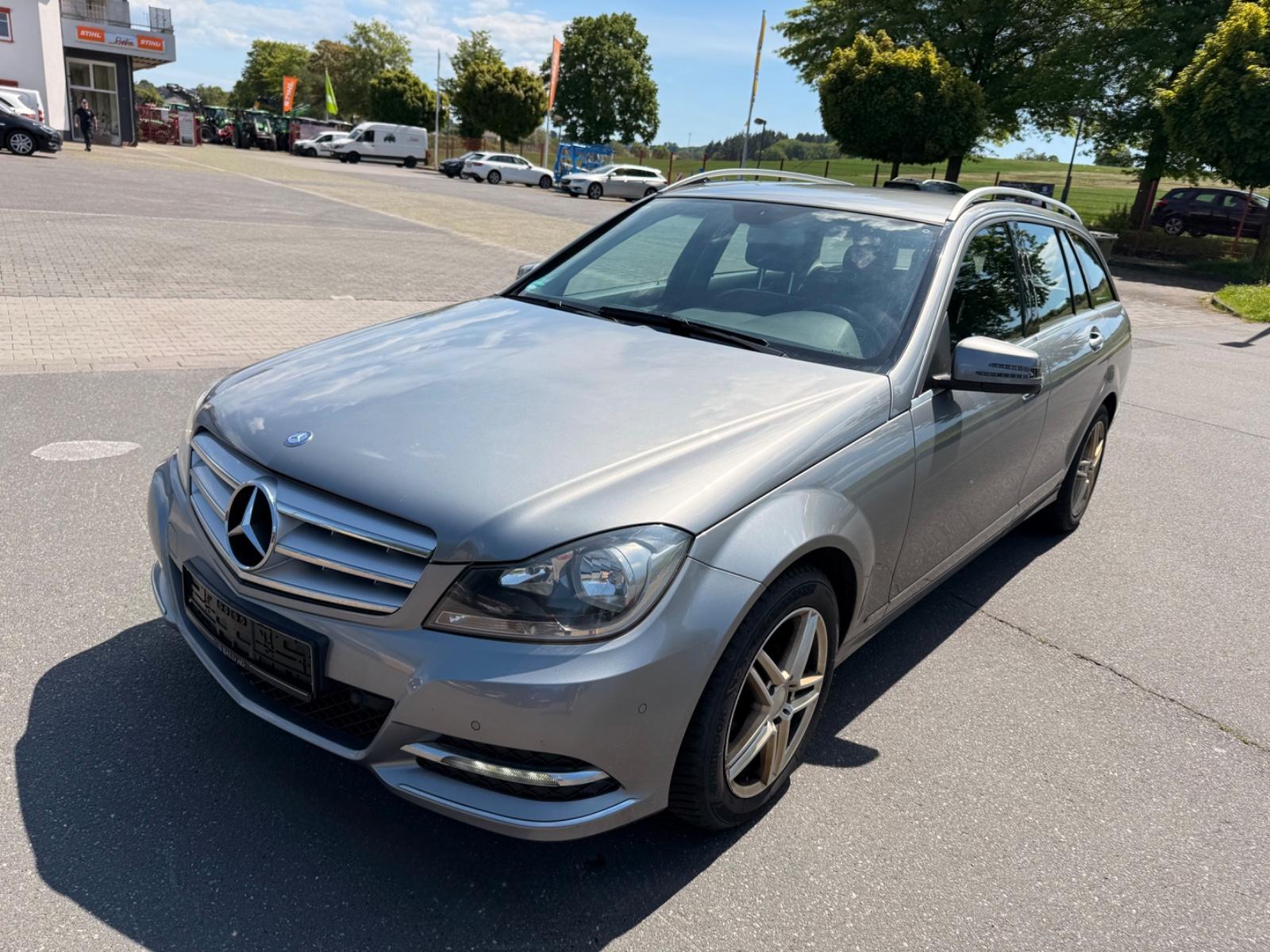 Mercedes-Benz C180 2013 — салон