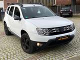 Dacia Duster 1.6 Laureate 4x4 Klima Garantie AHK ALU - Dacia Duster mit Benzin-Antrieb: Allradantrieb, 1.6
