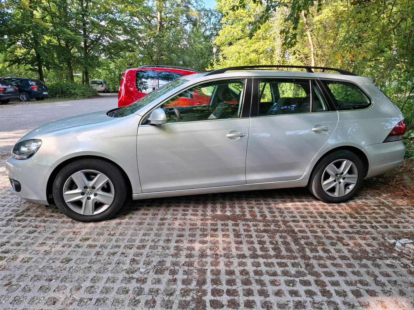 Volkswagen Golf 2010 — салон