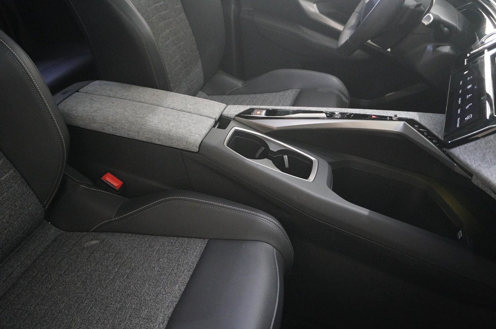 Fahrzeugabbildung Peugeot 3008 Hybrid 145 ALLURE NAVI/LED/360°/SPORT/DAB+