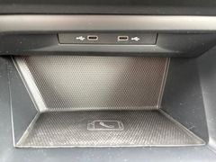 Fahrzeugabbildung Volkswagen Golf VIII Variant Life Navi Sitzh LED ACC AHK