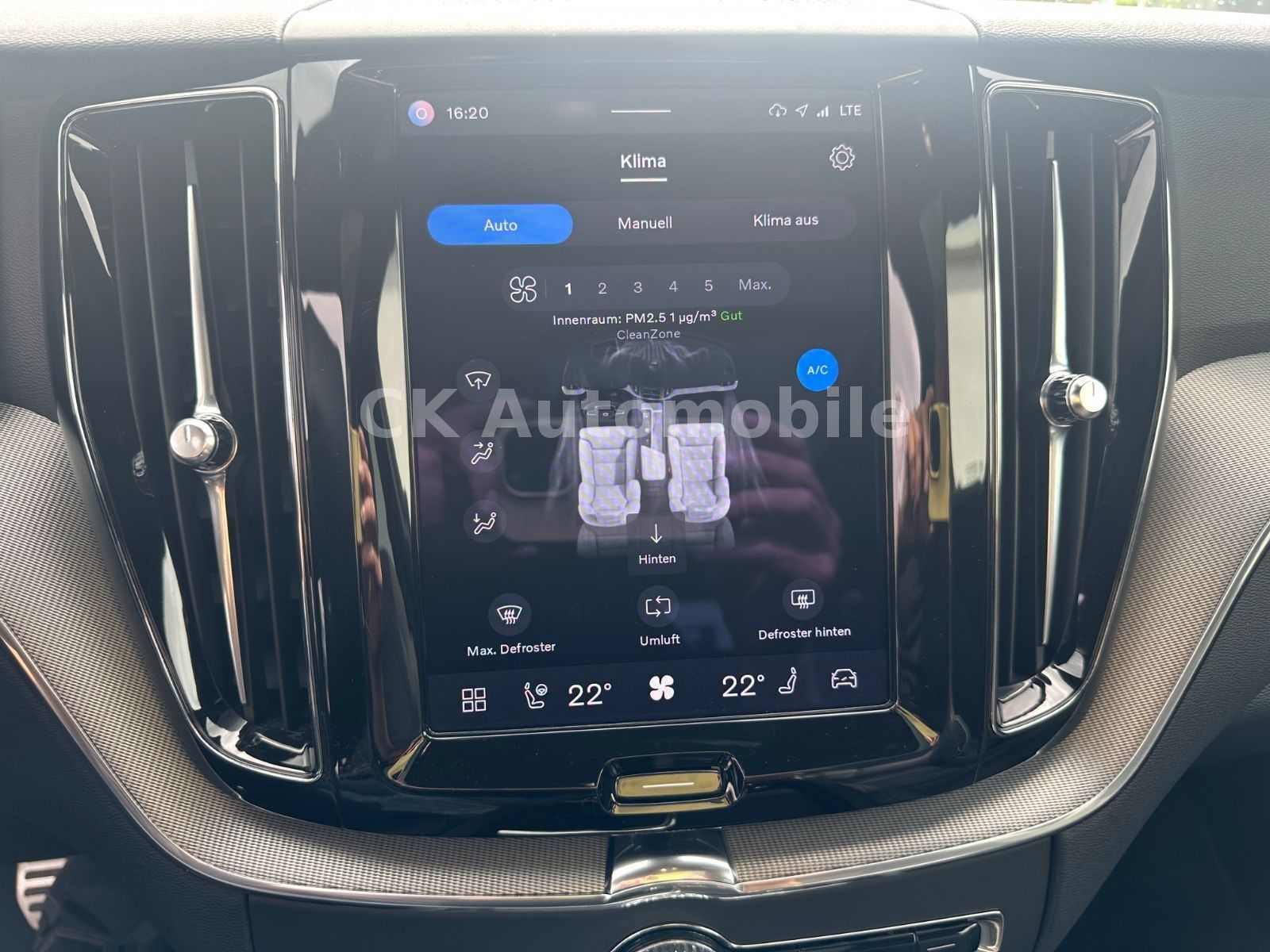 Fahrzeugabbildung Volvo XC60 R Design 2WD/Navi/Pano/Kamera/LED
