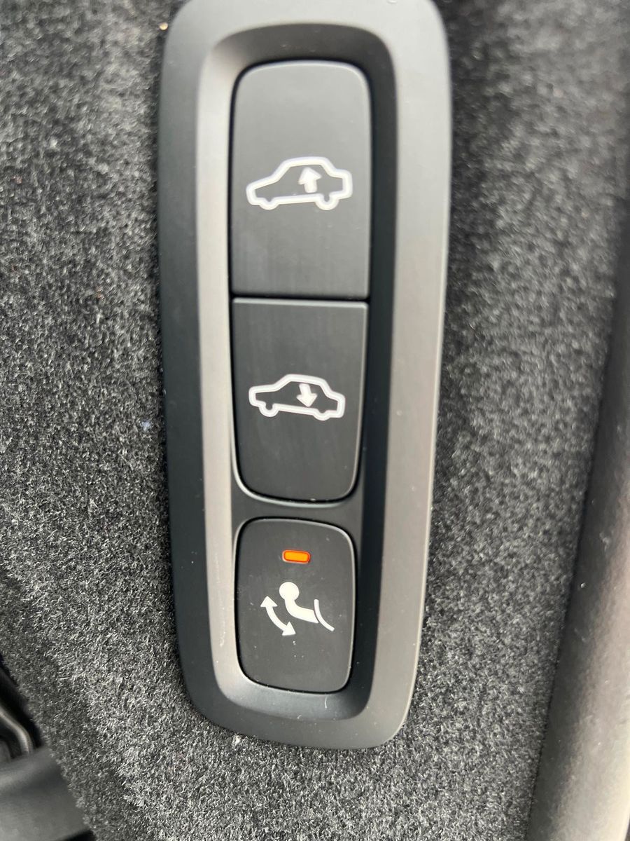 Fahrzeugabbildung Volvo XC90 B5D AWD Plus Bright*LED*STHZ*360*AHK*ALARM