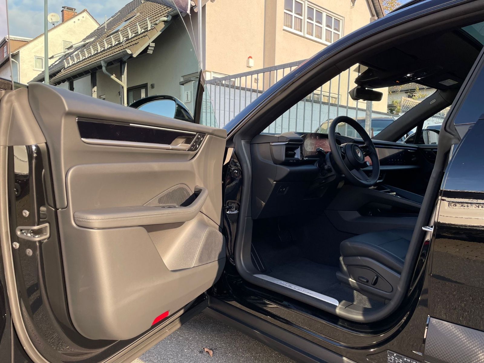 Fahrzeugabbildung Porsche Macan 4 |ACC|22"|Pano|3.Disp|SportChro|PASM|360°