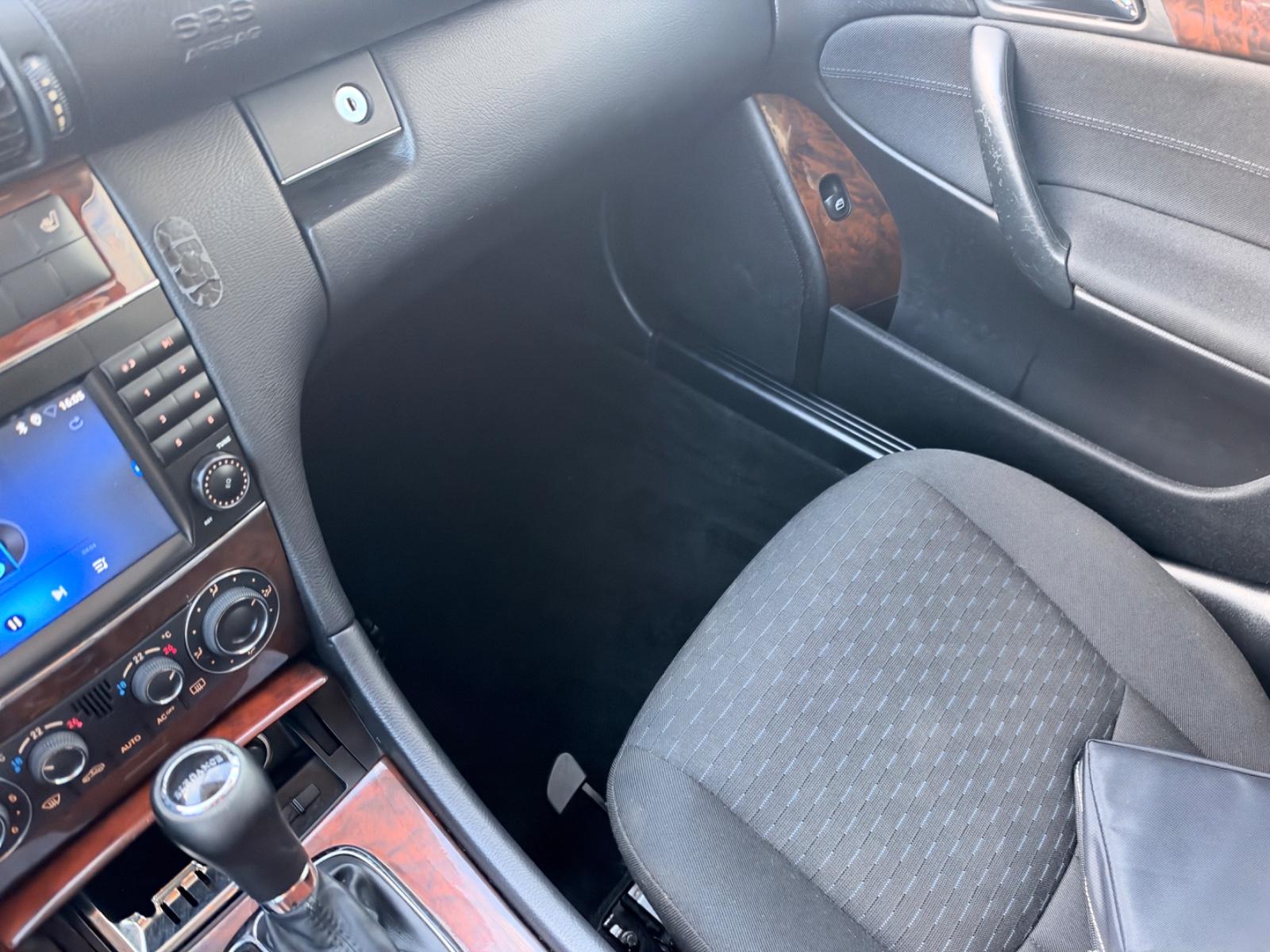 Mercedes-Benz C220 2005 — photo 20