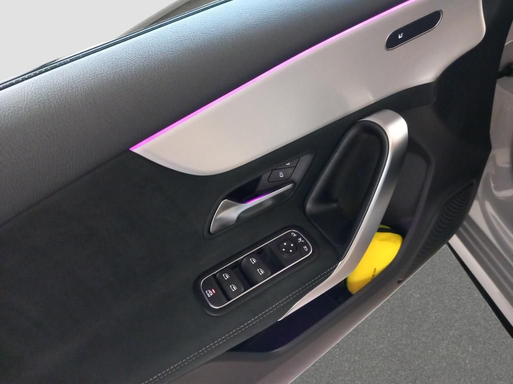 Fahrzeugabbildung Mercedes-Benz A 180 Kompaktlimousine AMG Line*Night Paket*LED
