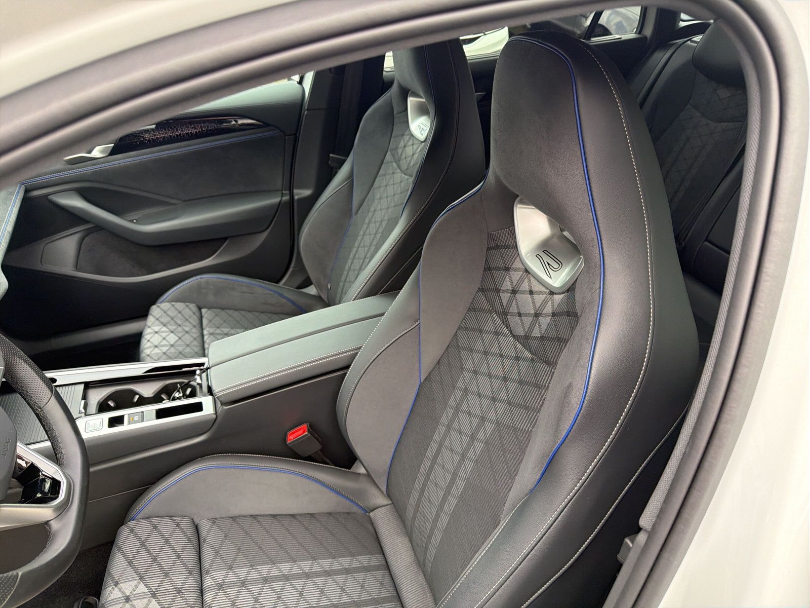 Passat Variant R-Line TDi DSG Navi AZV Matrix