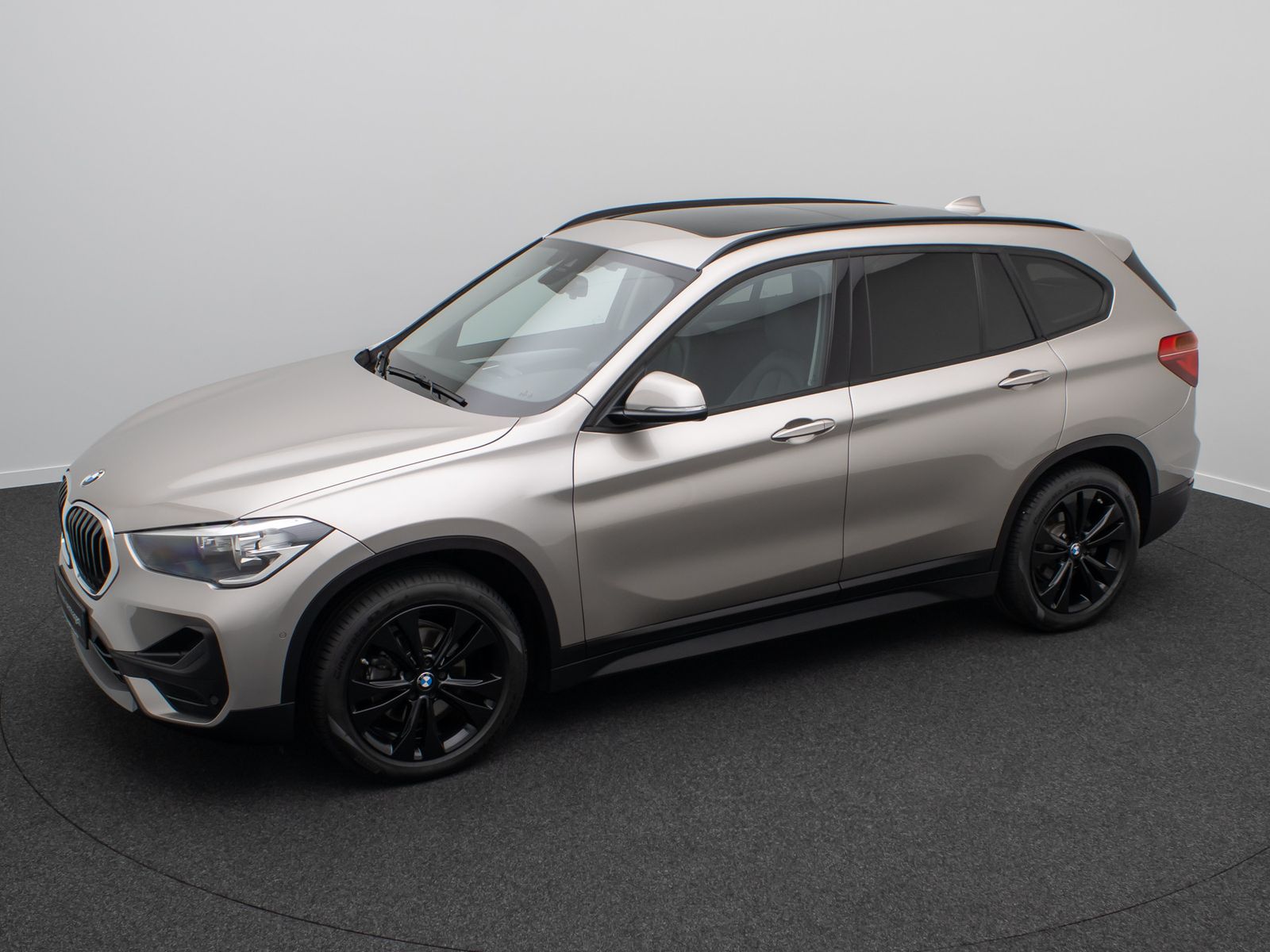 Fahrzeugabbildung BMW X1 xD18d Panorama Kamera DAB HiFi MSport Leder