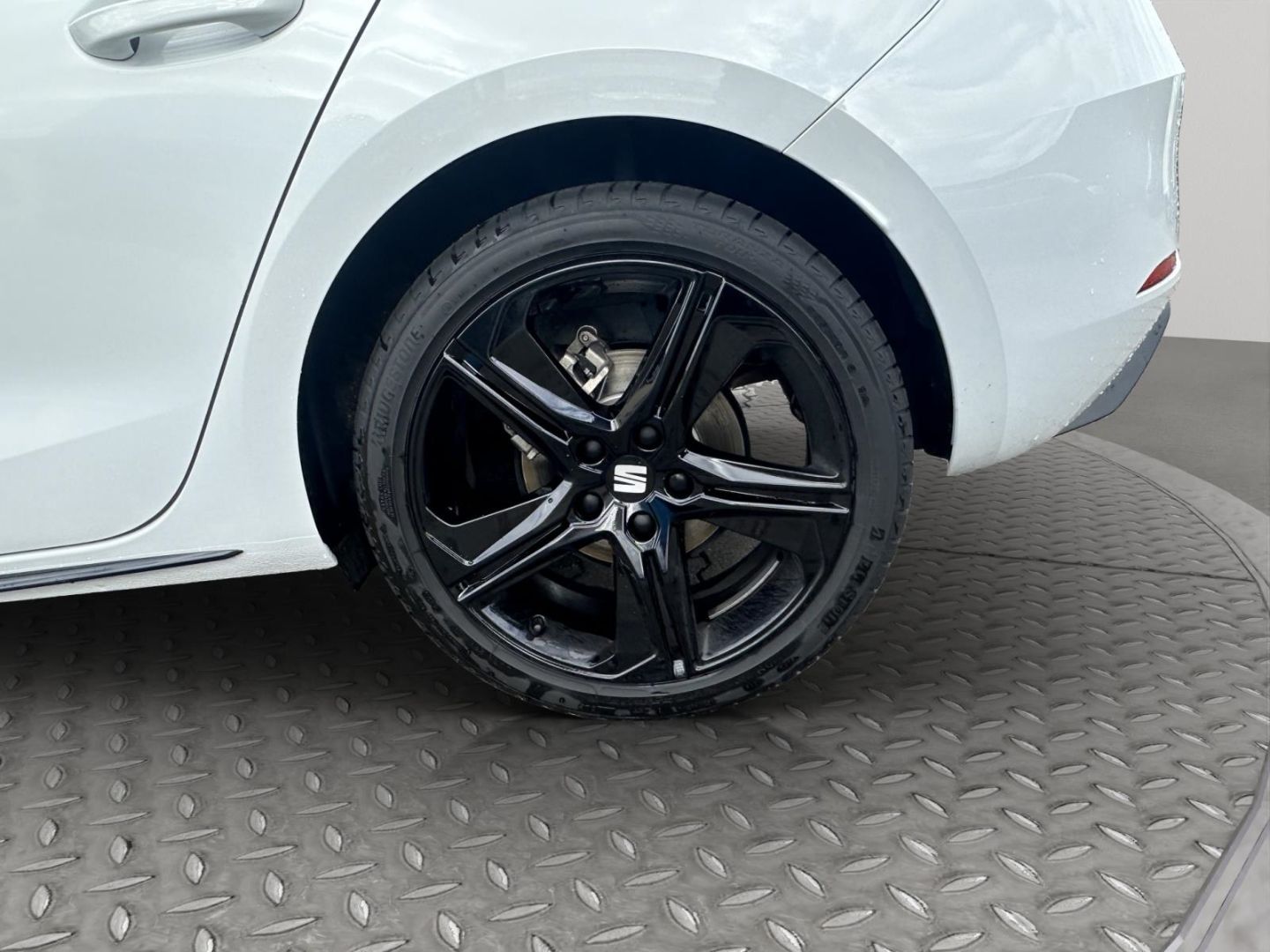 Fahrzeugabbildung SEAT Leon 1.5 110 kW FR Black Edition SpurhalteASS