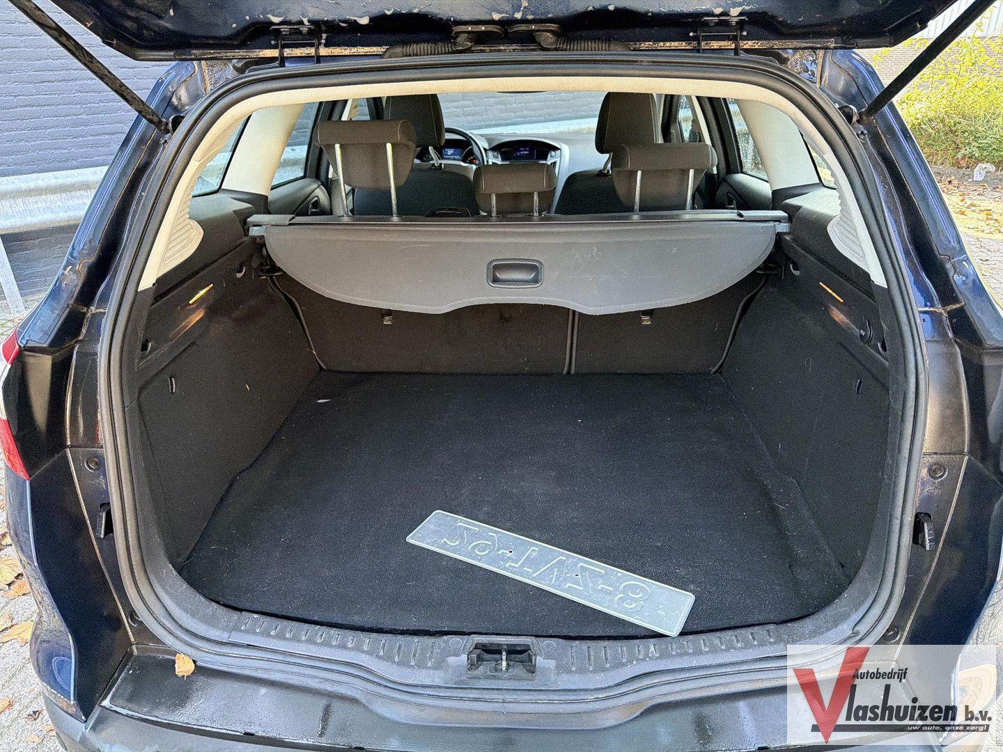 Ford Focus 2012 — photo 17
