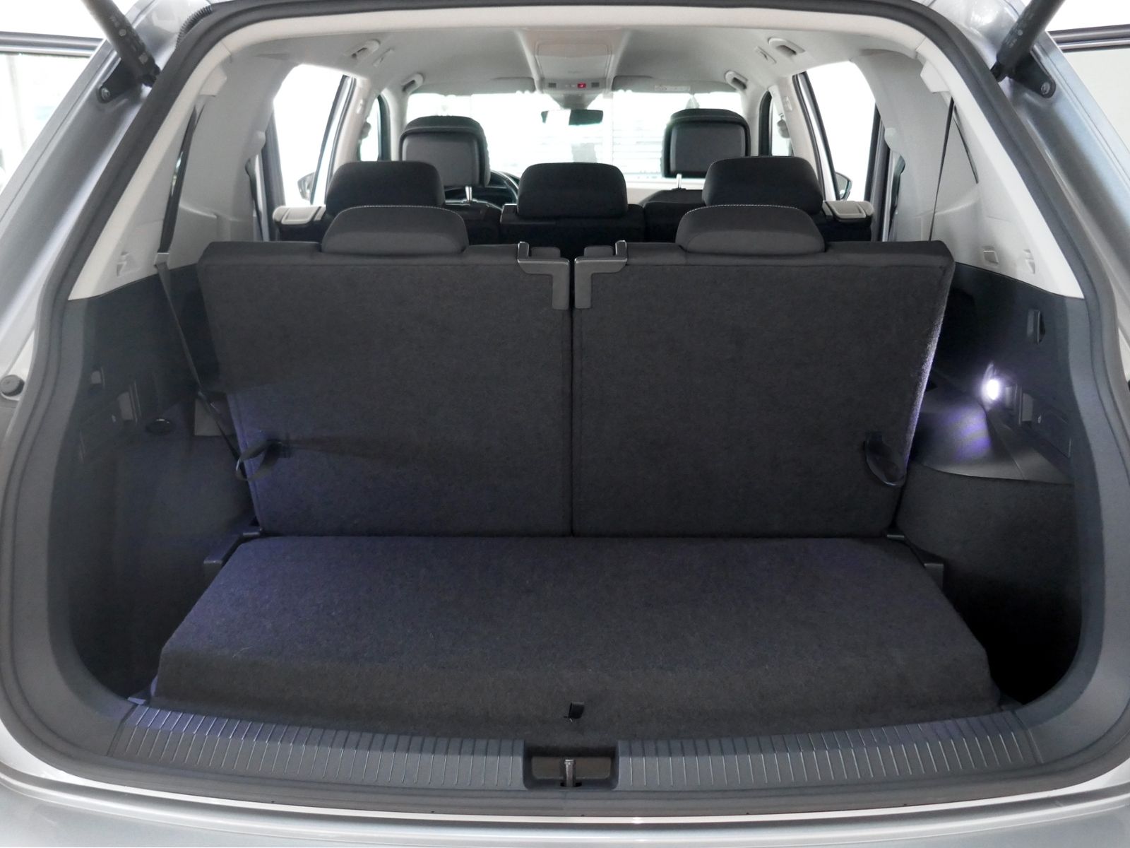 Fahrzeugabbildung Volkswagen Tiguan Allspace MOVE 4M 2.0 TDI DSG LED AHK RFK
