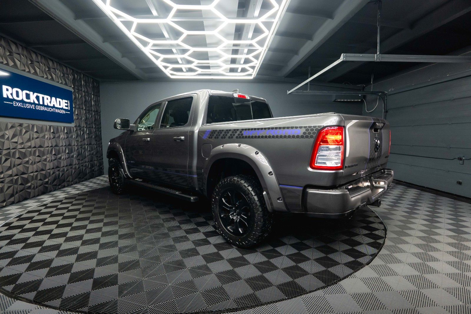 Fahrzeugabbildung Dodge RAM 5.7 V8 HEMI 4x4 OFFROAD Night-Paket *LED*