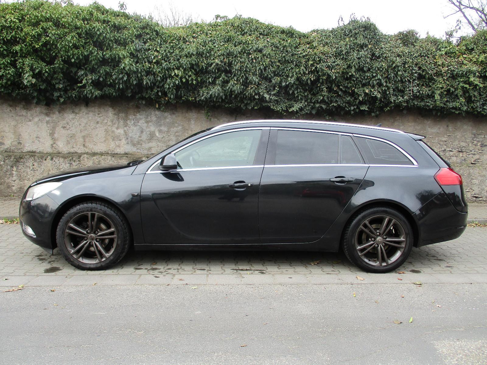 Opel Insignia 2010 — rear view
