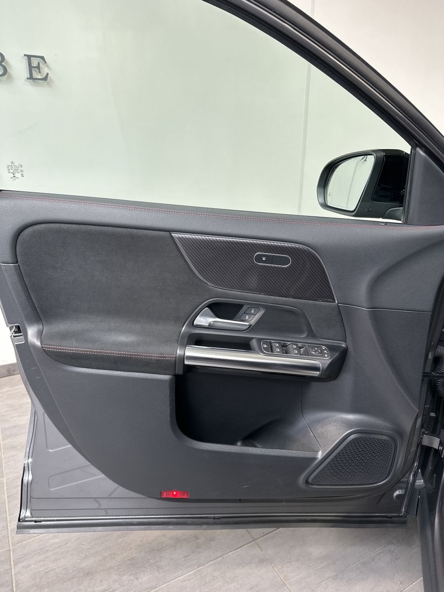 Fahrzeugabbildung Mercedes-Benz GLA 220d 4Matic AMG-Line NAV+LED+KAMERA+PANORAMA